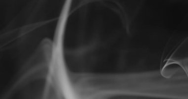 Beyaz duman siyah arkaplan üzerinde uzayda yüzüyor