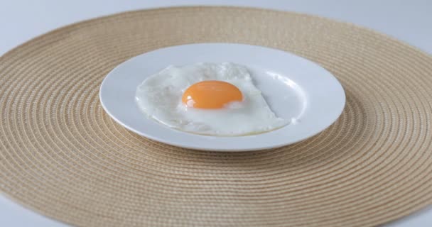 Comer Ovos Fritos Mão Placa Branca Com Faca Garfo Comer — Vídeo de Stock