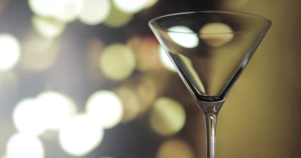 Martini Cocktail Poured Olives Προσθήκη — Αρχείο Βίντεο