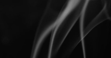 Beyaz duman siyah arkaplan üzerinde uzayda yüzüyor