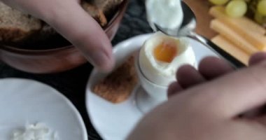 Kahvaltıda rafadan yumurta yiyen biri.