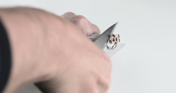 Deja Fumar Concepto Hombre Corta Cigarrillos Con Tijeras — Vídeo de stock