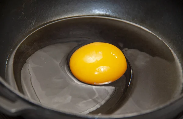 Ωμό Αυγό Ένα Τηγάνι Έννοια Τροφίμων — Φωτογραφία Αρχείου