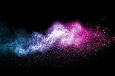 Patlama çok renkli toz siyah arka plan üzerine.