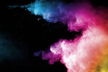 Patlama çok renkli toz siyah arka plan üzerine.