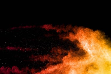 Patlama çok renkli toz siyah arka plan üzerine.