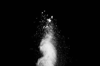 Patlama siyah arka plan üzerine beyaz toz.