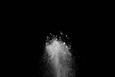 Patlama siyah arka plan üzerine beyaz toz.