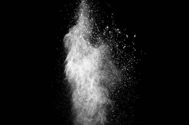 Patlama siyah arka plan üzerine beyaz toz.
