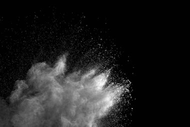 Patlama siyah arka plan üzerine beyaz toz.