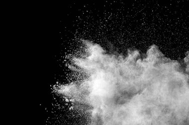 Siyah arkaplanda beyaz toz patlaması.