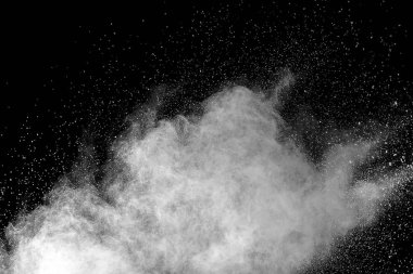 Siyah arkaplanda beyaz toz patlaması.