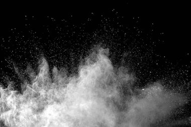 Siyah arkaplanda beyaz toz patlaması.