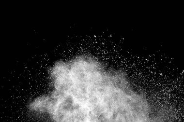 Siyah arkaplanda beyaz toz patlaması.