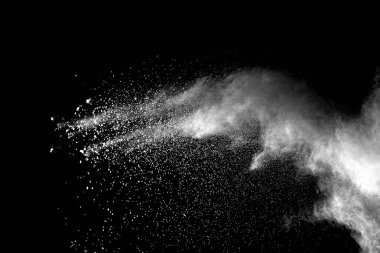 Siyah arkaplanda beyaz toz patlaması.