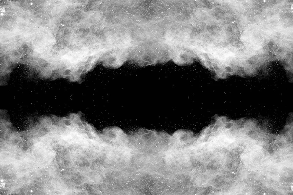 Patlama siyah arka plan üzerine beyaz toz.