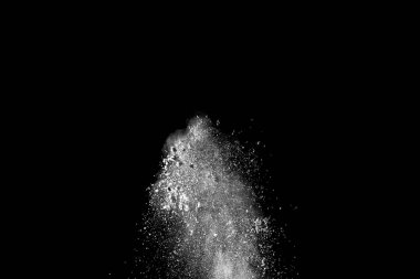 Siyah arkaplanda beyaz toz patlaması.