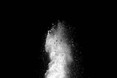 Siyah arkaplanda beyaz toz patlaması.