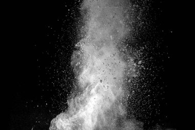 Siyah arkaplanda beyaz toz patlaması.