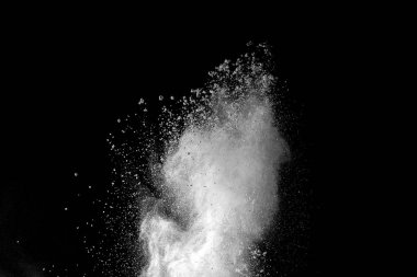 Siyah arkaplanda beyaz toz patlaması.