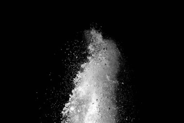 Siyah arkaplanda beyaz toz patlaması.