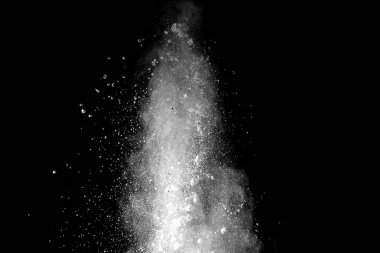 Siyah arkaplanda beyaz toz patlaması.