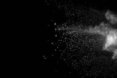 Patlama siyah arka plan üzerine beyaz toz.