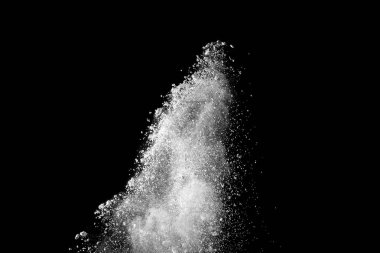 Patlama siyah arka plan üzerine beyaz toz.