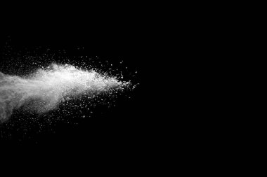 Patlama siyah arka plan üzerine beyaz toz.