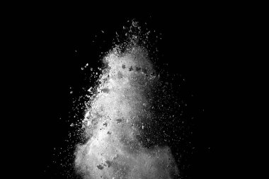 Patlama siyah arka plan üzerine beyaz toz.