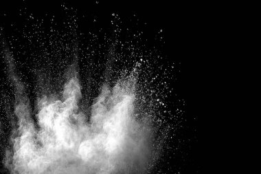 Patlama siyah arka plan üzerine beyaz toz.