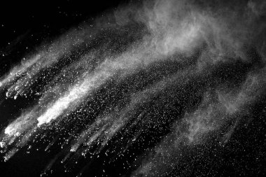 Patlama siyah arka plan üzerine beyaz toz.