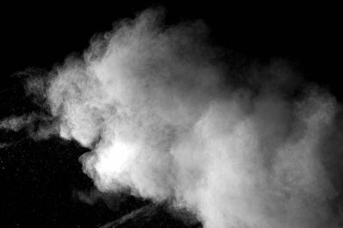 Patlayıcı toz siyah arka plan üzerine beyaz.