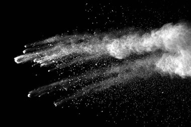 Patlama siyah arka plan üzerine beyaz toz.