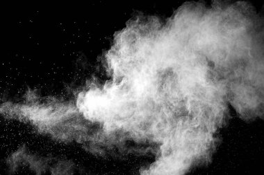 Patlama siyah arka plan üzerine beyaz toz.