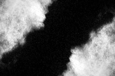 Patlama siyah arka plan üzerine beyaz toz.