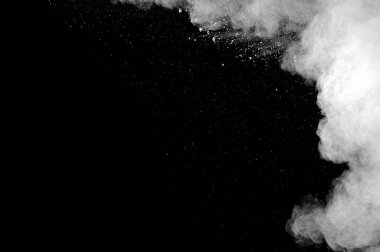 Patlama siyah arka plan üzerine beyaz toz.