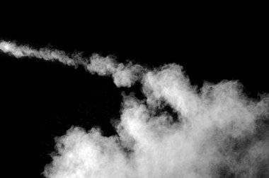 Siyah arkaplanda beyaz toz patlaması.