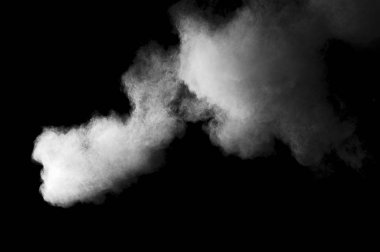 Siyah arkaplanda beyaz toz patlaması.