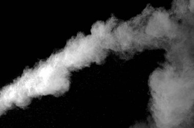 Siyah arkaplanda beyaz toz patlaması.