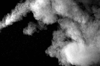 Siyah arkaplanda beyaz toz patlaması.