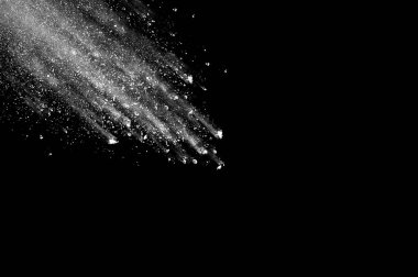 Siyah arkaplanda beyaz toz patlaması.