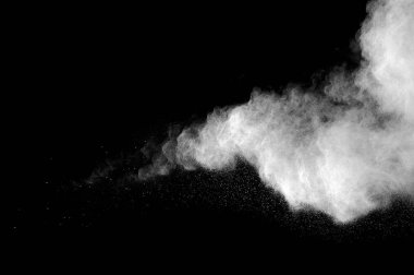 Siyah arkaplanda beyaz toz patlaması.