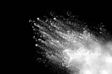 Siyah arkaplanda beyaz toz patlaması.