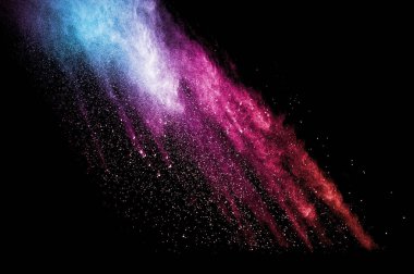 Patlama çok renkli toz siyah arka plan üzerine.