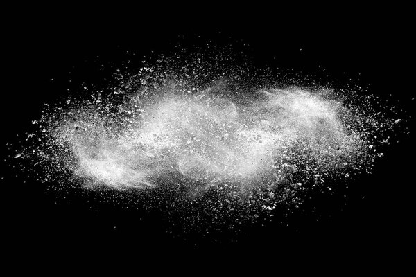 Взрыв белой пыли на черном фоне
.