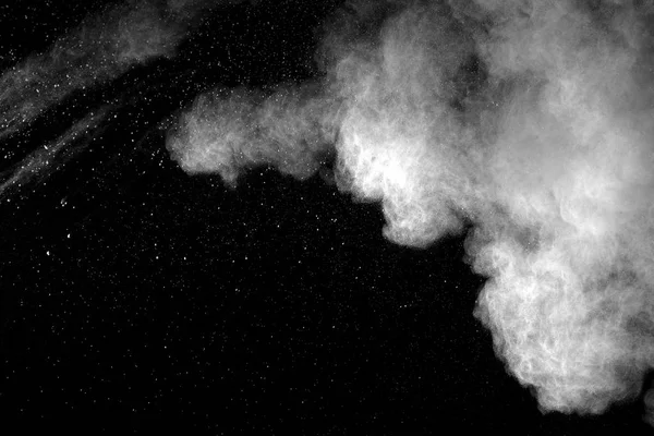 Patlayıcı toz siyah arka plan üzerine beyaz.