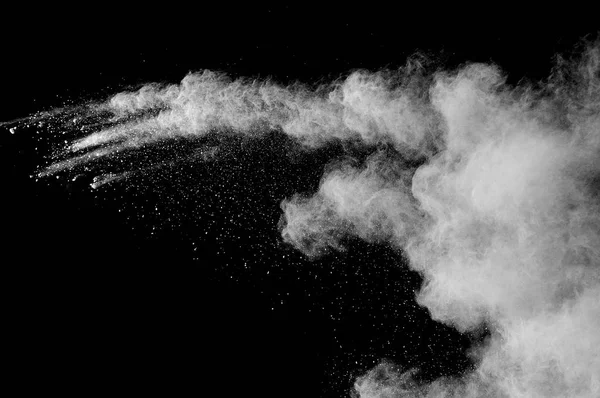 Patlama siyah arka plan üzerine beyaz toz.