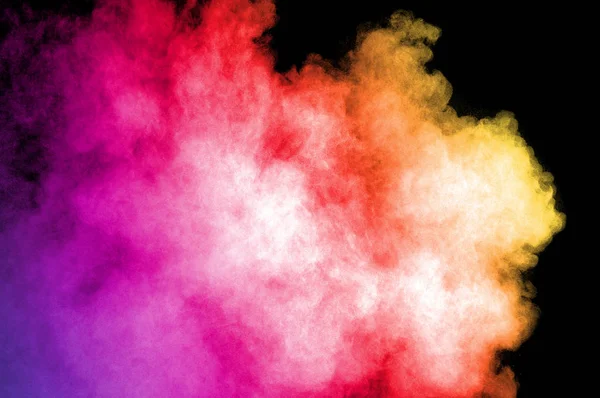 Patlama çok renkli toz siyah arka plan üzerine.