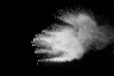 Patlama siyah arka plan üzerine beyaz toz.